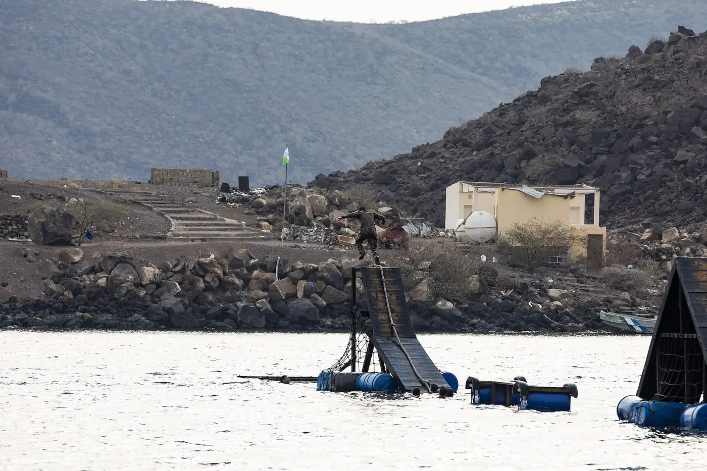 Un candidat franchit un obstacle sur un parcours flottant en conditions réelles