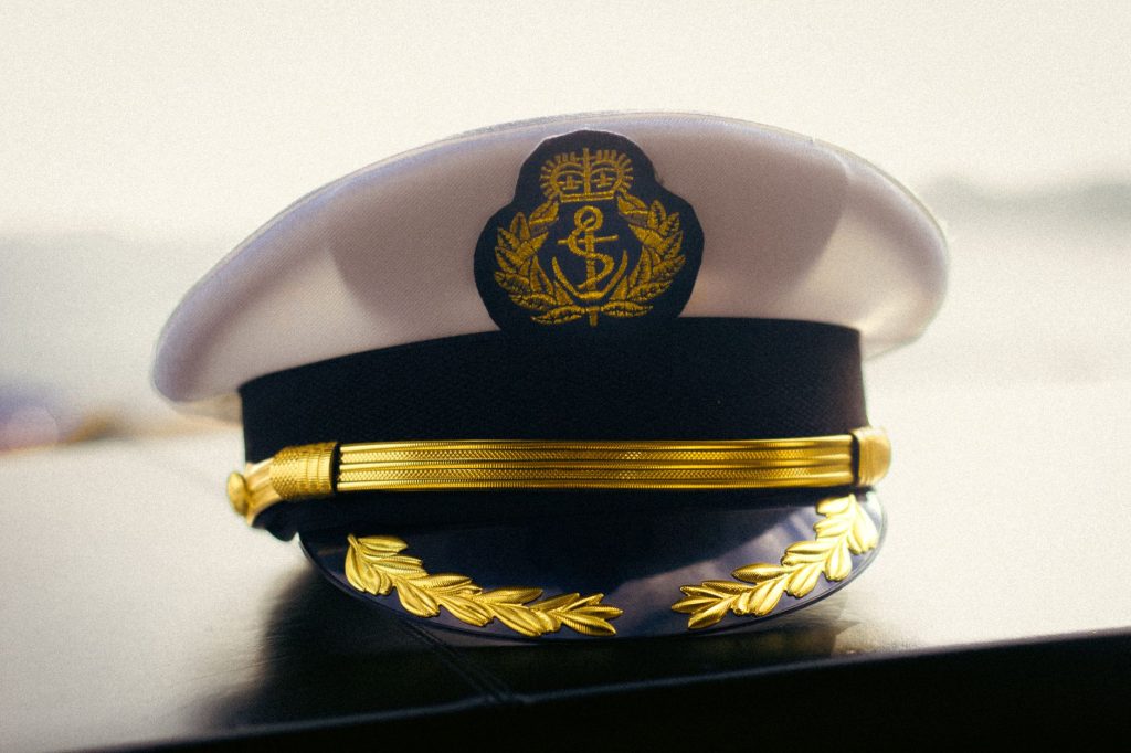 Gros plan sur une casquette d'officier avec broderie dorée, symbole d'autorité